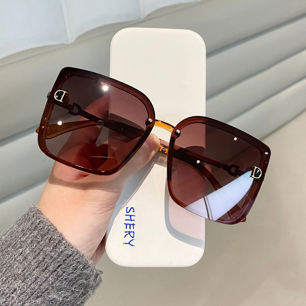 Square-Shaped Glasses