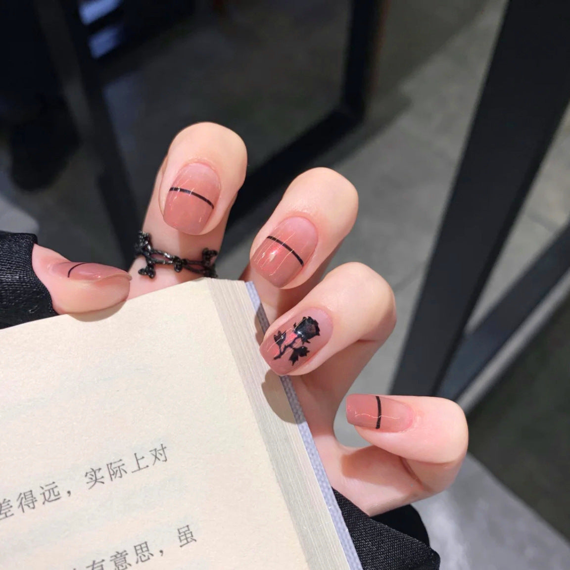Graffiti Pattern Nails