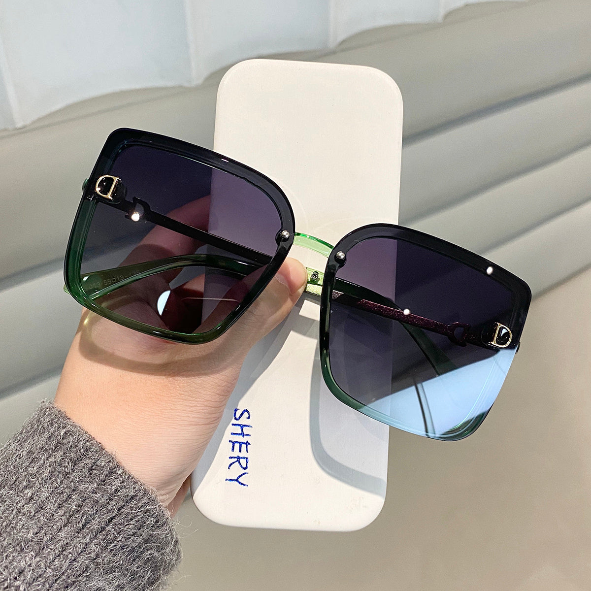 Square-Shaped Glasses