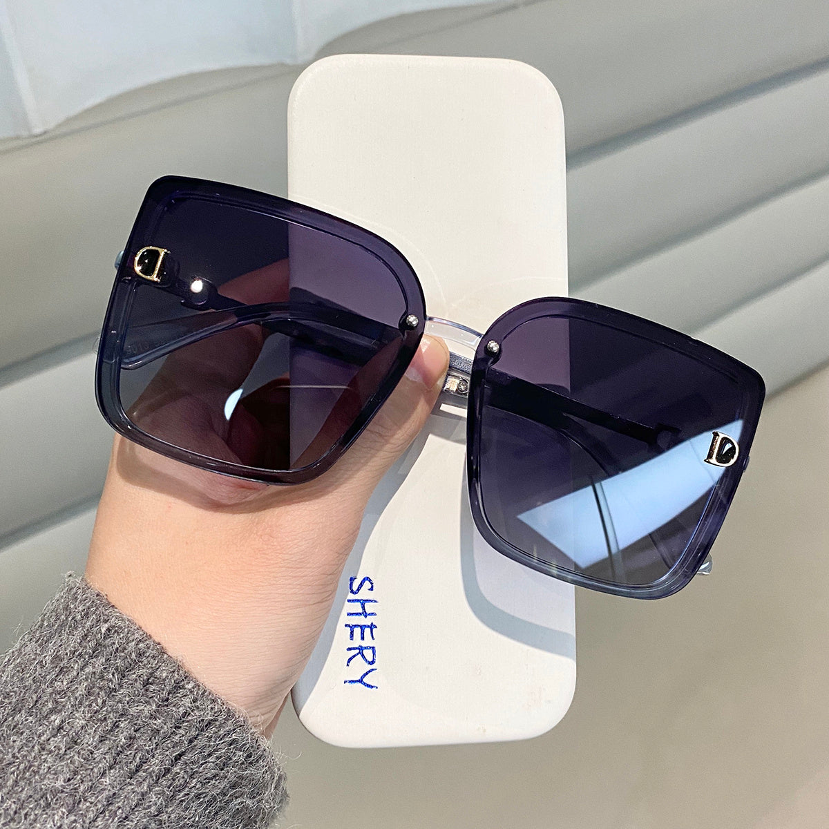 Square-Shaped Glasses