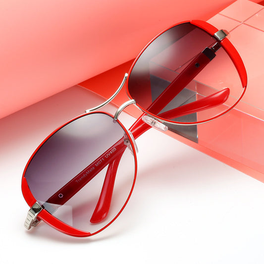 Large Frame Fashionable Sunglasses